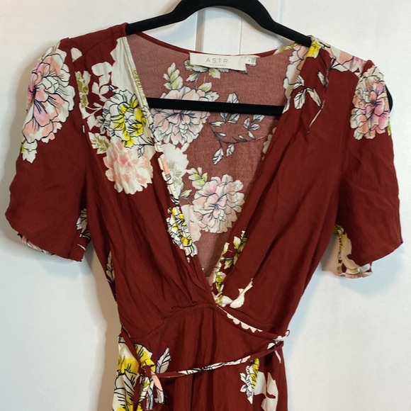 Anthropologie Brand ASTR the Label | Floral Wrap Dress in Rust - small - Picture 3 of 6
